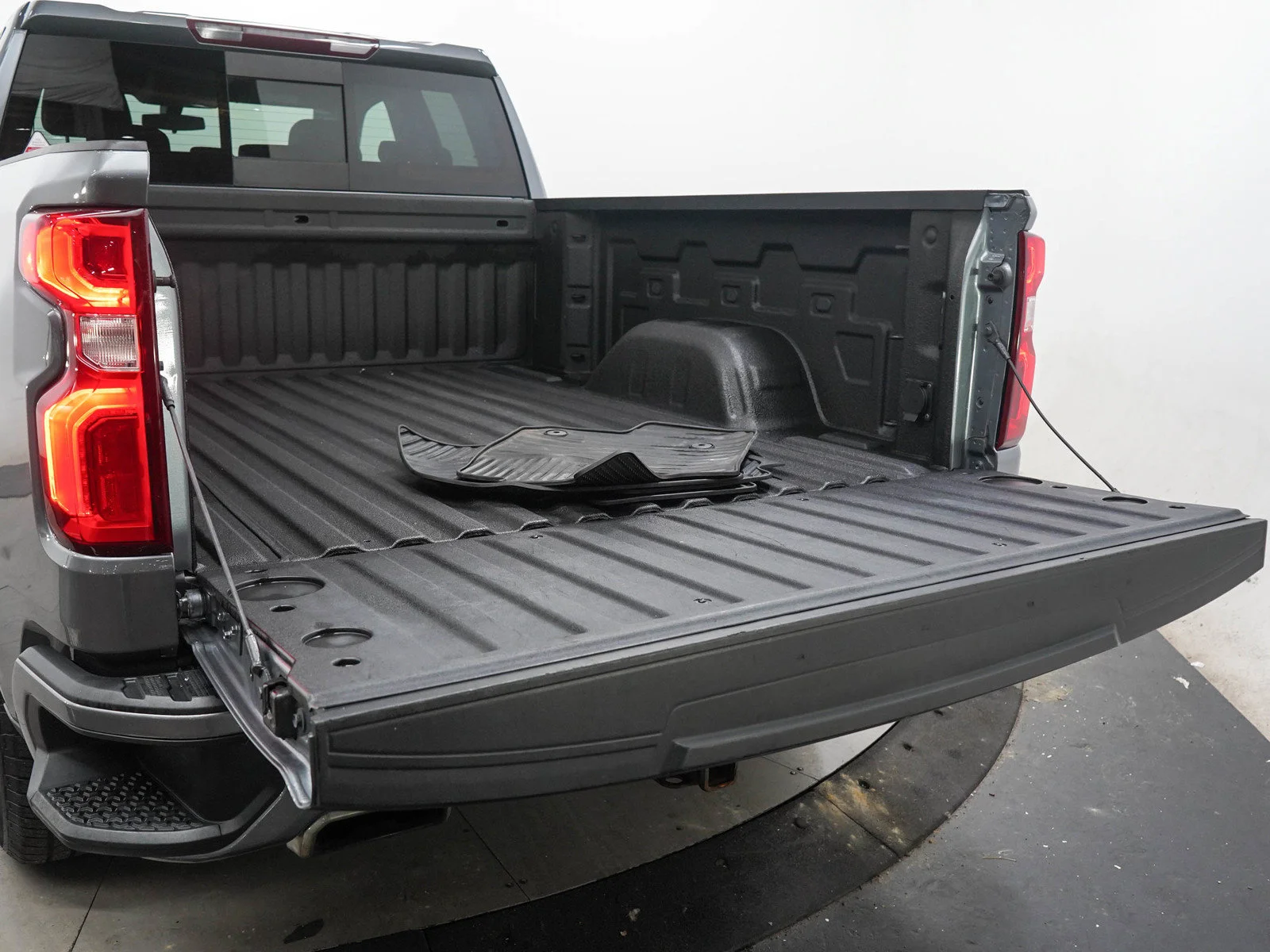 Used 2019 Satin Steel Metallic Chevrolet RST image 9