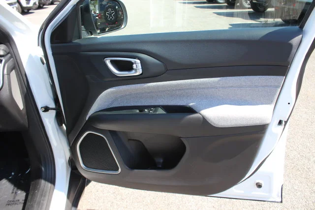 Used 2024 White Jeep Latitude image 29