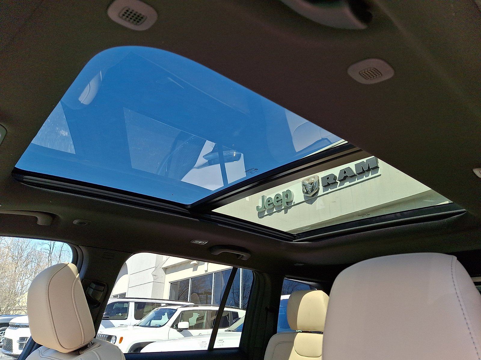 New 2026 Bright White Clear-Coat Exterior Paint Jeep Limited image 10