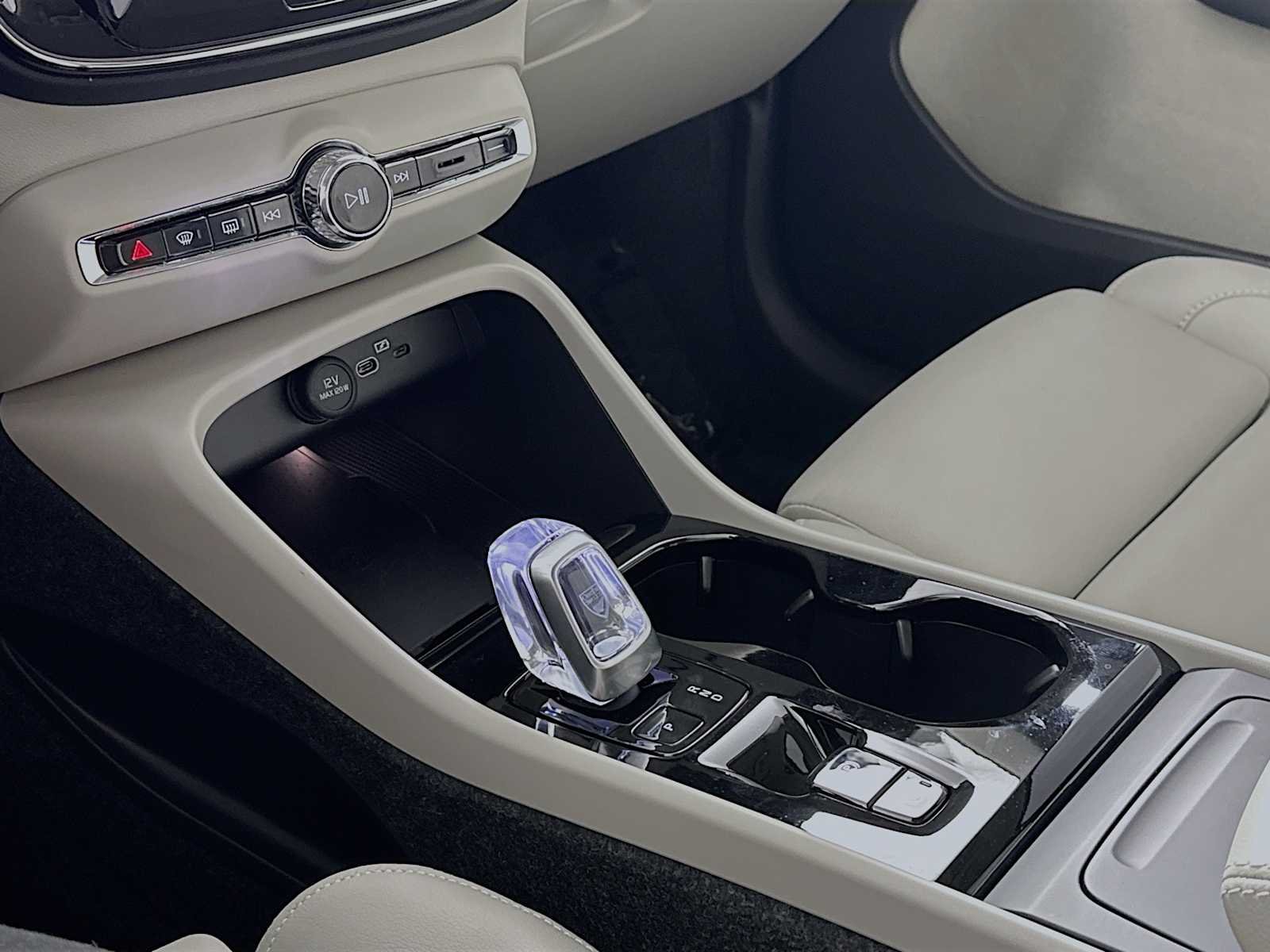 2026 Volvo XC40 Ultra - Photo 16