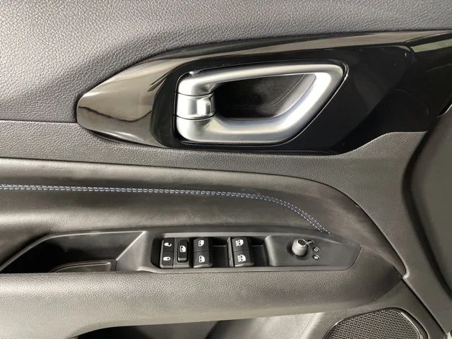 New 2026 Black Jeep Latitude image 19
