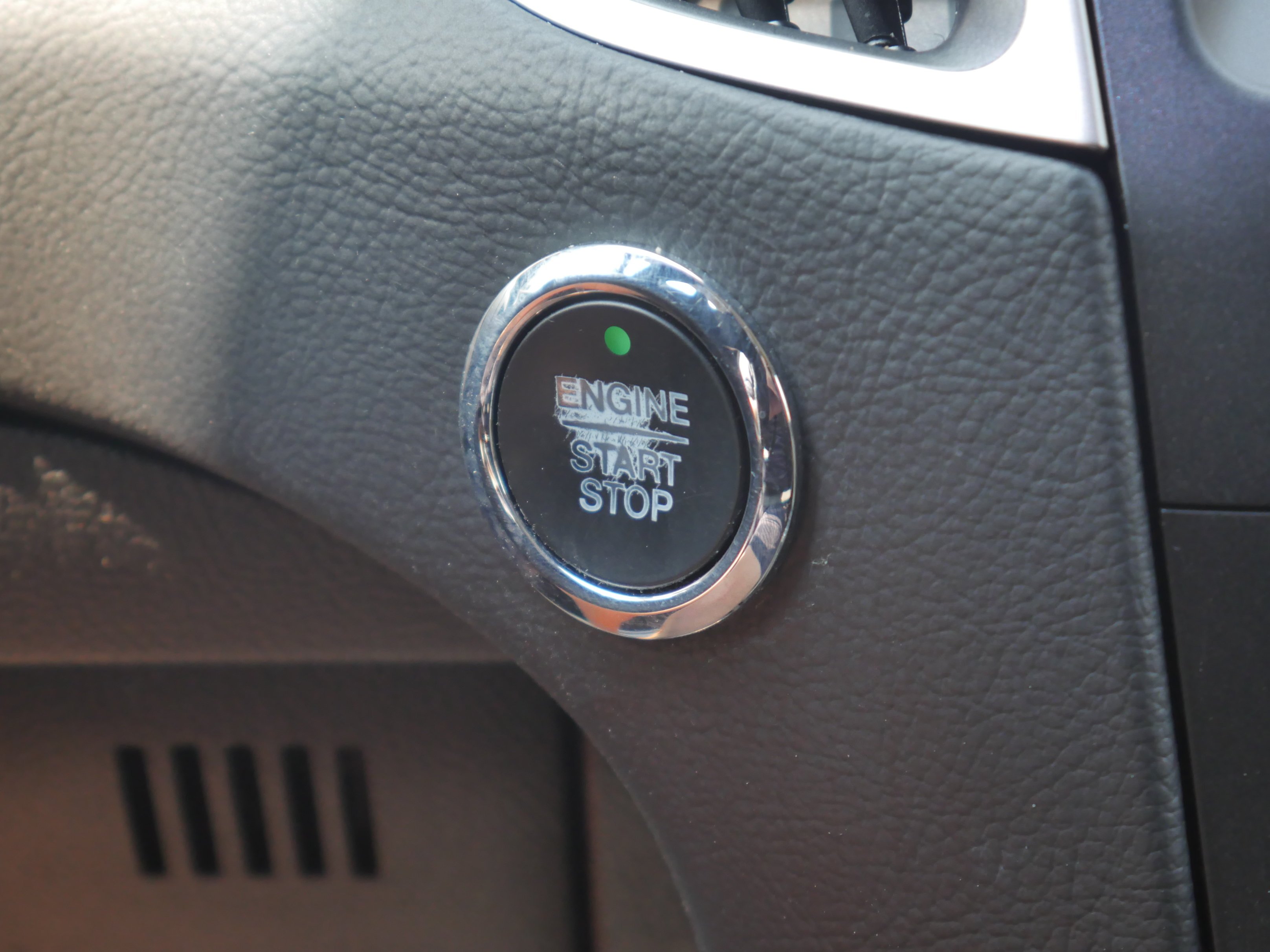 Used 2019 White Platinum Clearcoat Metallic Ford SEL image 8