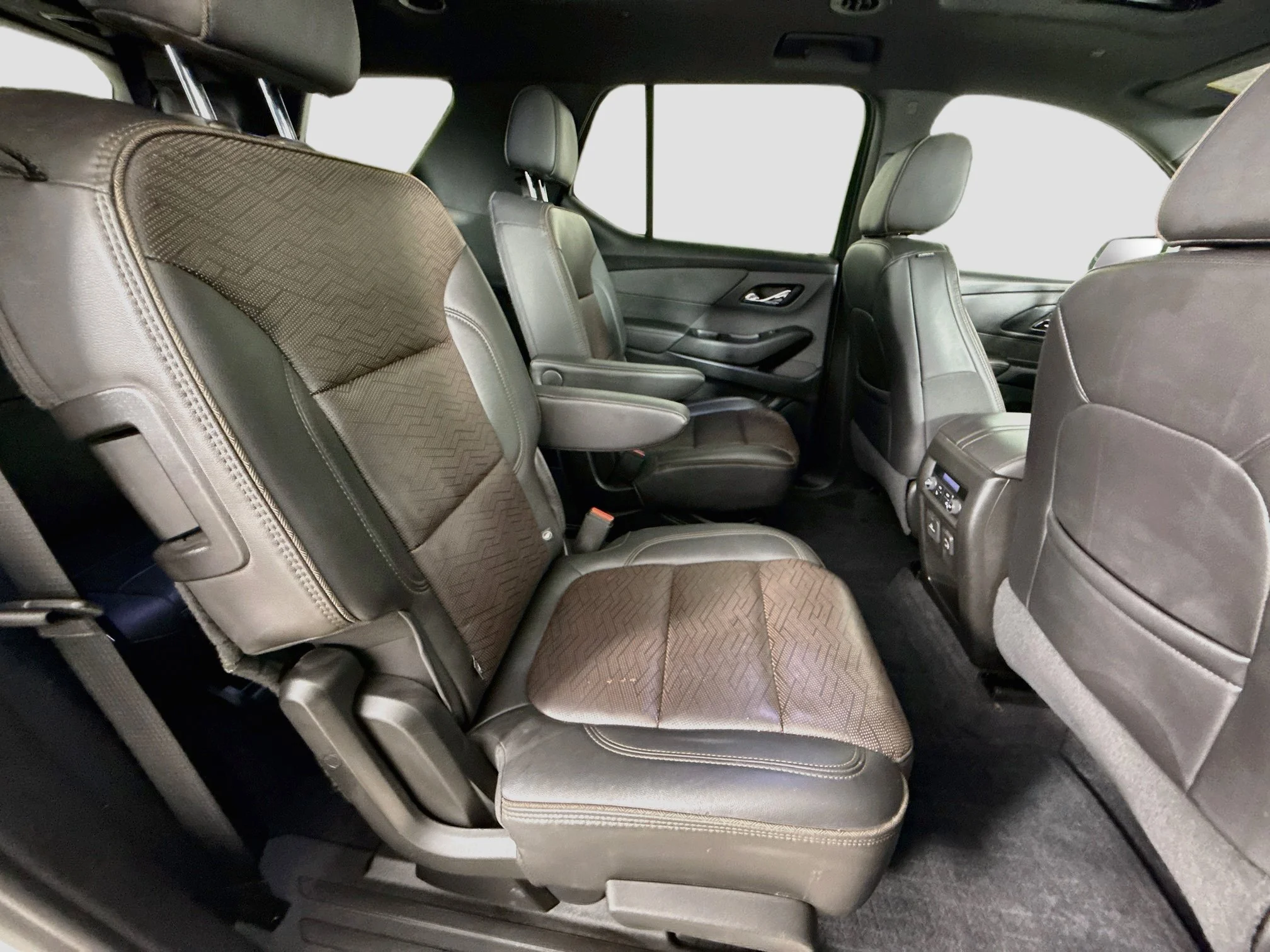 Used 2023 IRIDESCENT PEARL TRICOAT Chevrolet High Country image 31