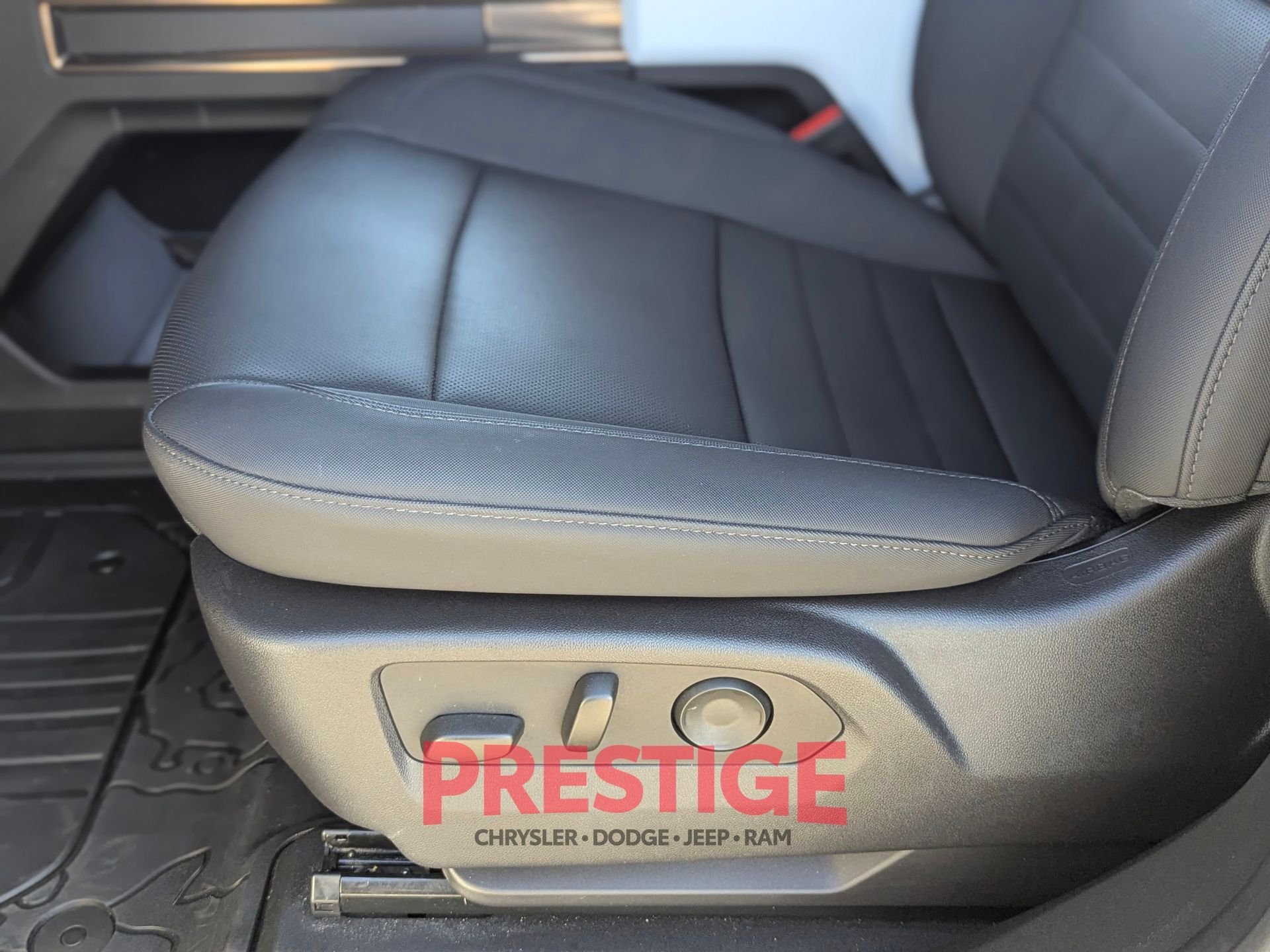 Used 2024 Black GMC 2X image 31