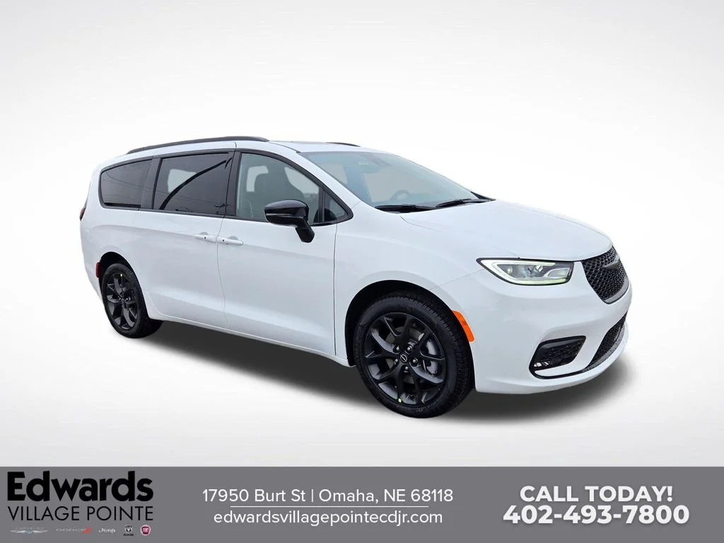2026 Chrysler Pacifica Limited AWD's photo