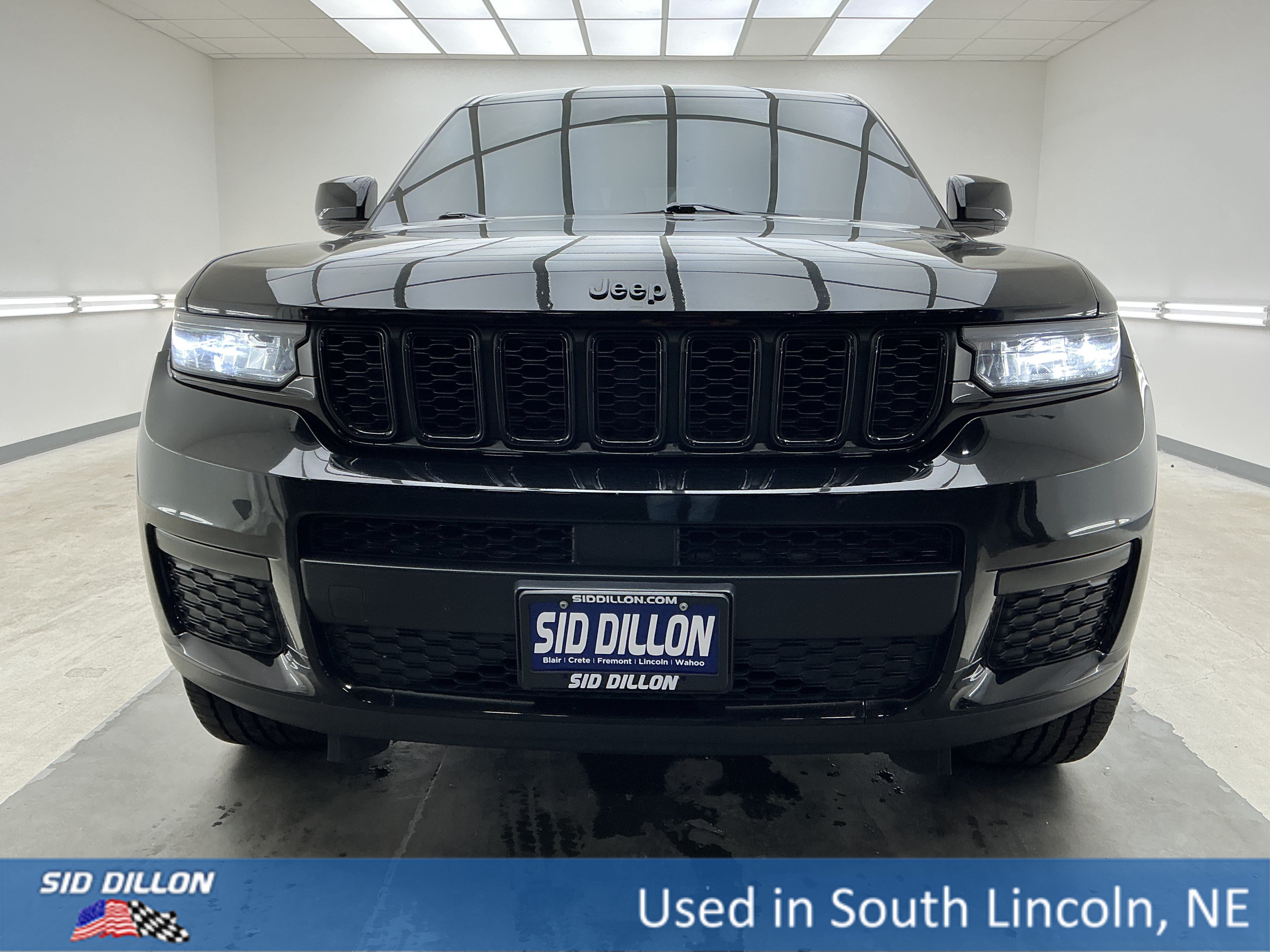 Used 2021 Diamond Black Crystal Pearlcoat Jeep Altitude image 2