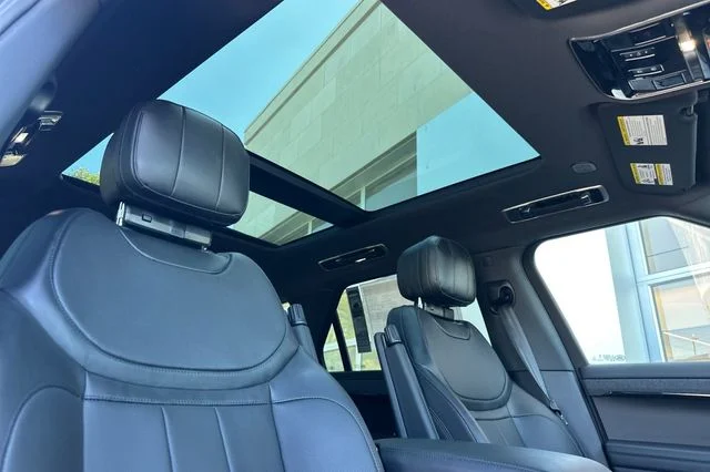 New 2026 Santorini Black Land Rover Dynamic SE image 15