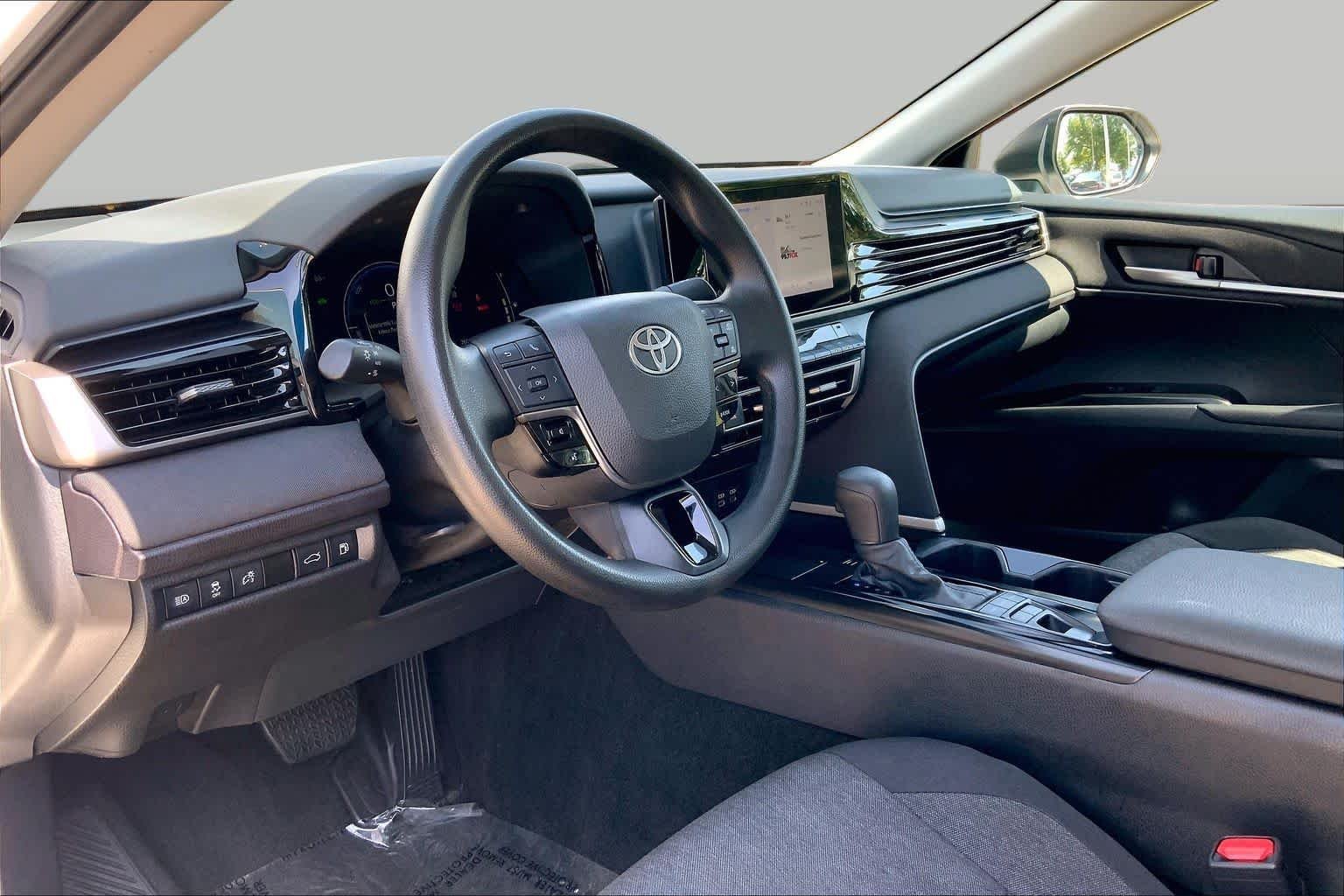 Used 2025 Ice Cap Toyota LE image 17