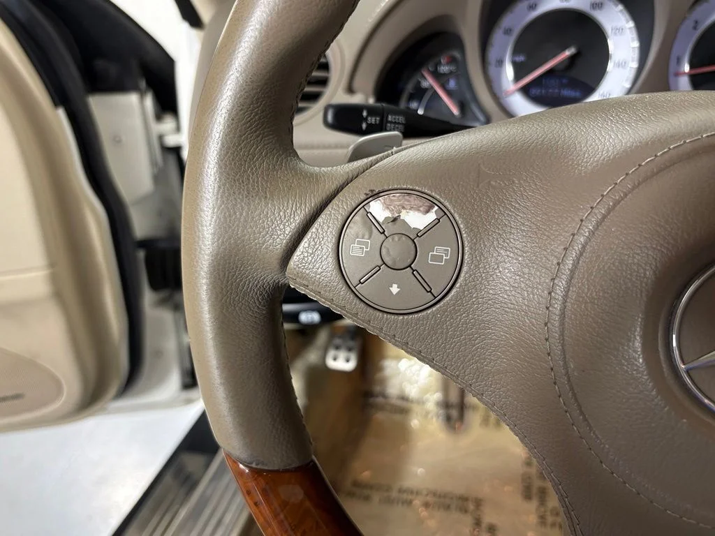 Used 2009 Diamond White Metallic Mercedes-Benz SL 550 image 15