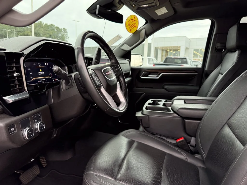 Used 2025 White GMC SLT image 4