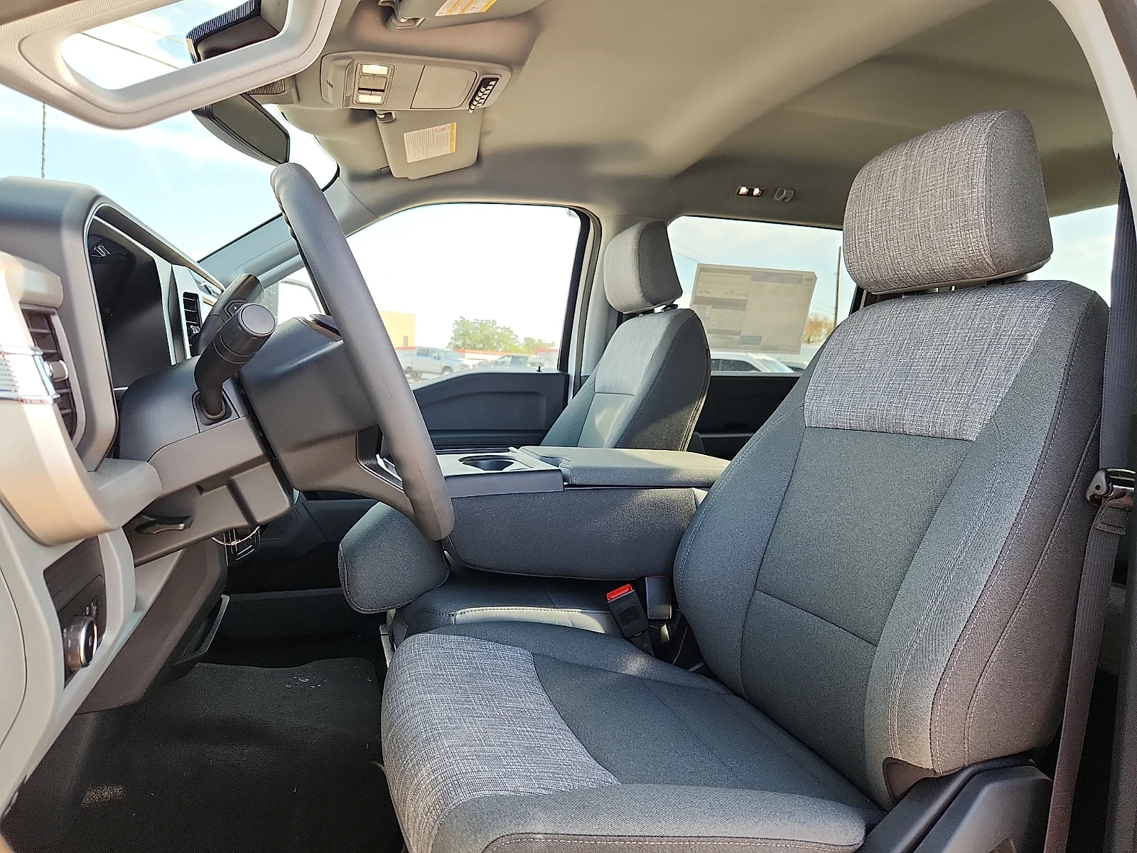 New 2027 Oxford White Ford XLT image 17