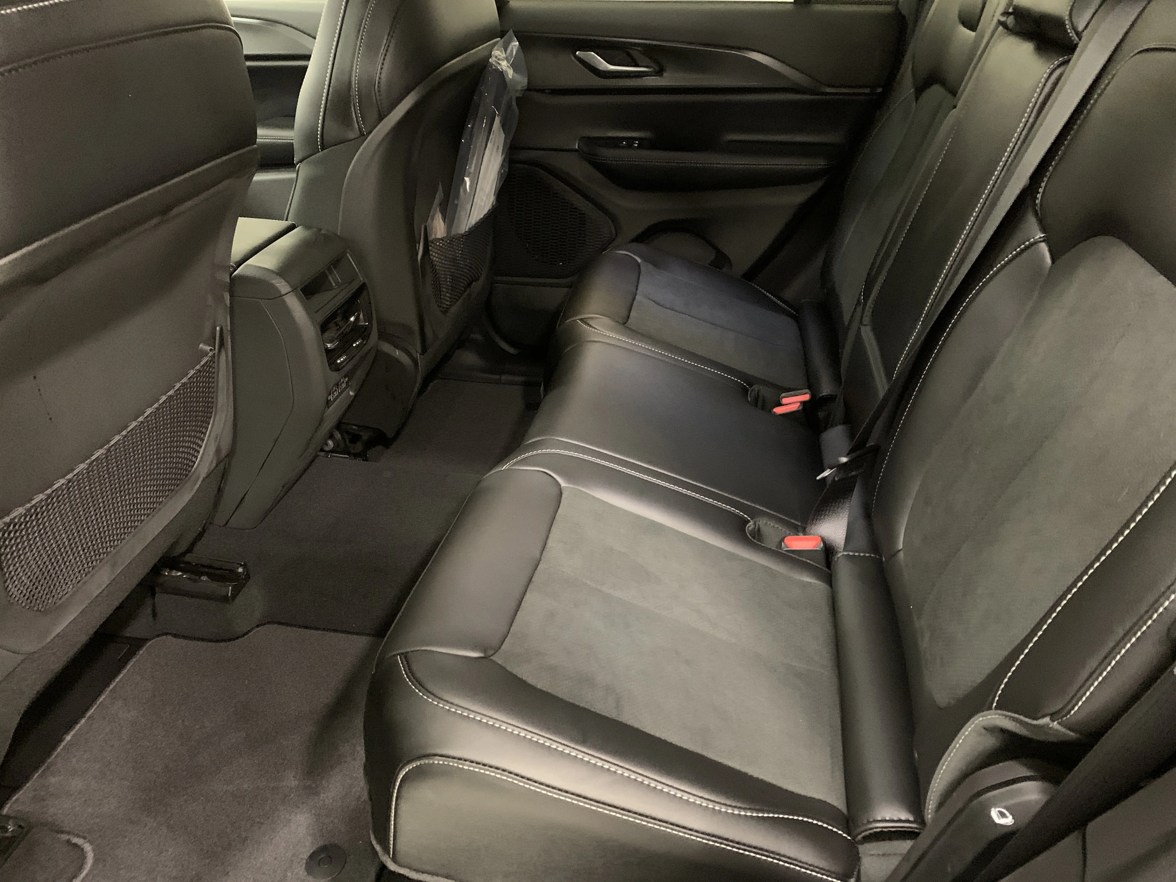 New 2025 Diamond Blk Crystal Pearl Jeep Altitude image 9