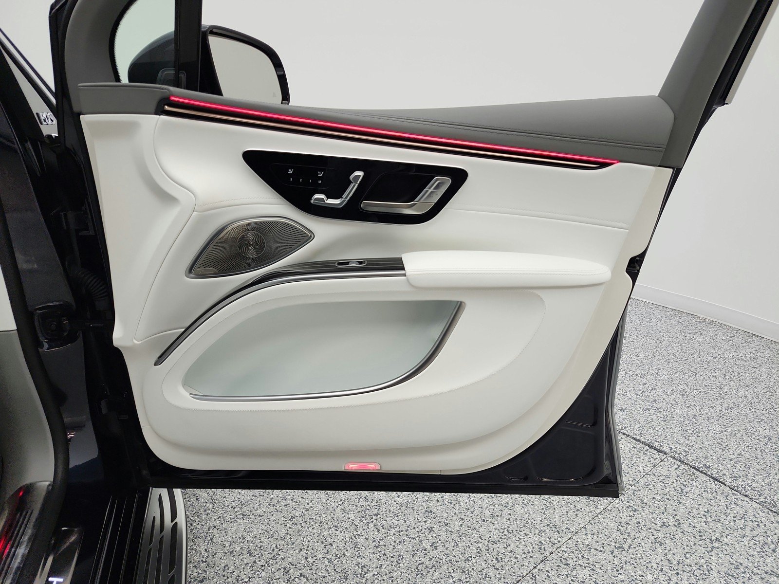 Used 2024 CIRRUS SILVER/NAUTIC Mercedes-Benz Maybach EQS 680 4MATIC® SUV image 20