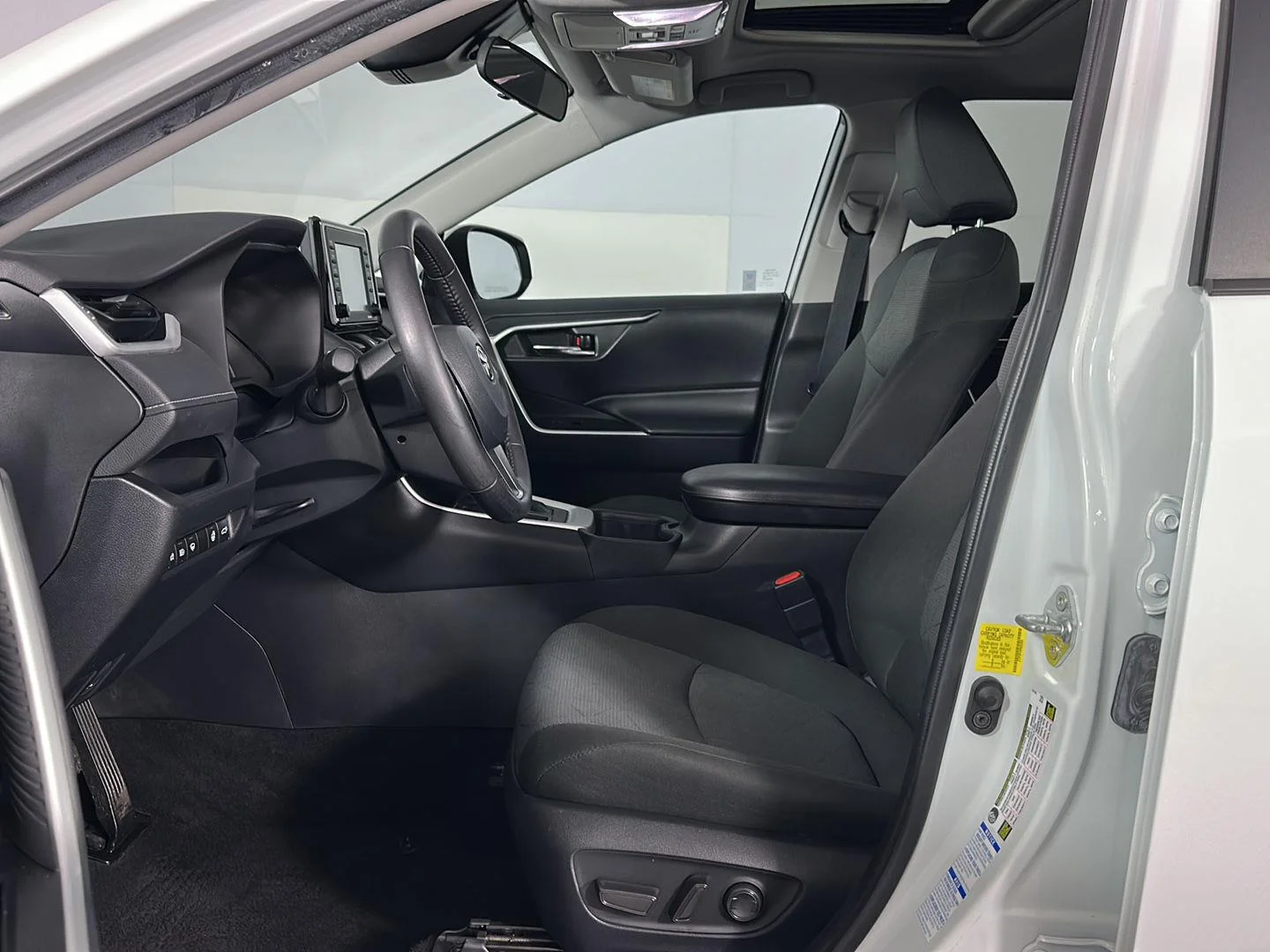 Used 2022 White Toyota XLE image 5