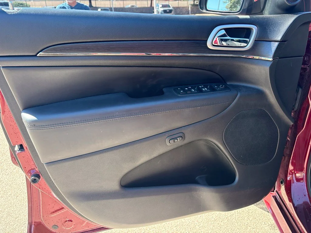 Used 2018 Red Jeep Overland image 10