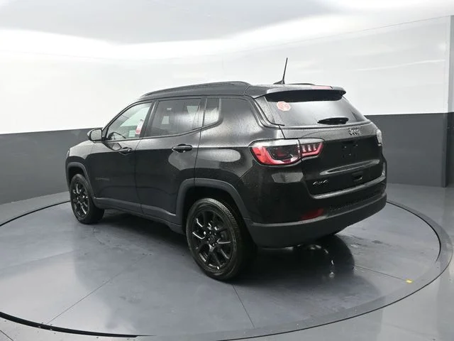 New 2026 Diamond Black Crystal Pearl-Coat Exterior Paint Jeep Latitude image 7