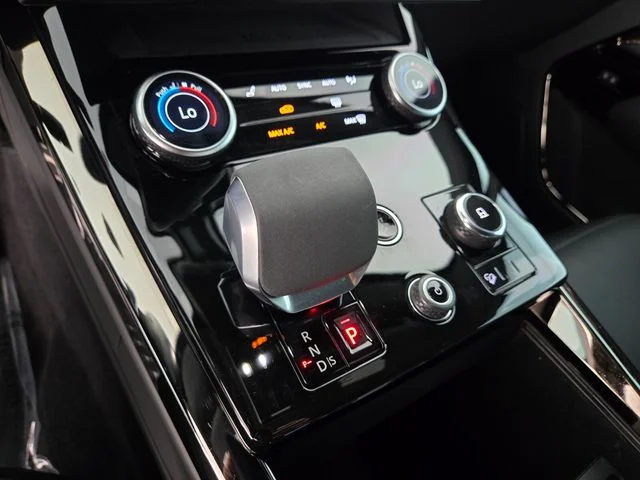 Used 2023 Gray Land Rover SE Dynamic image 23