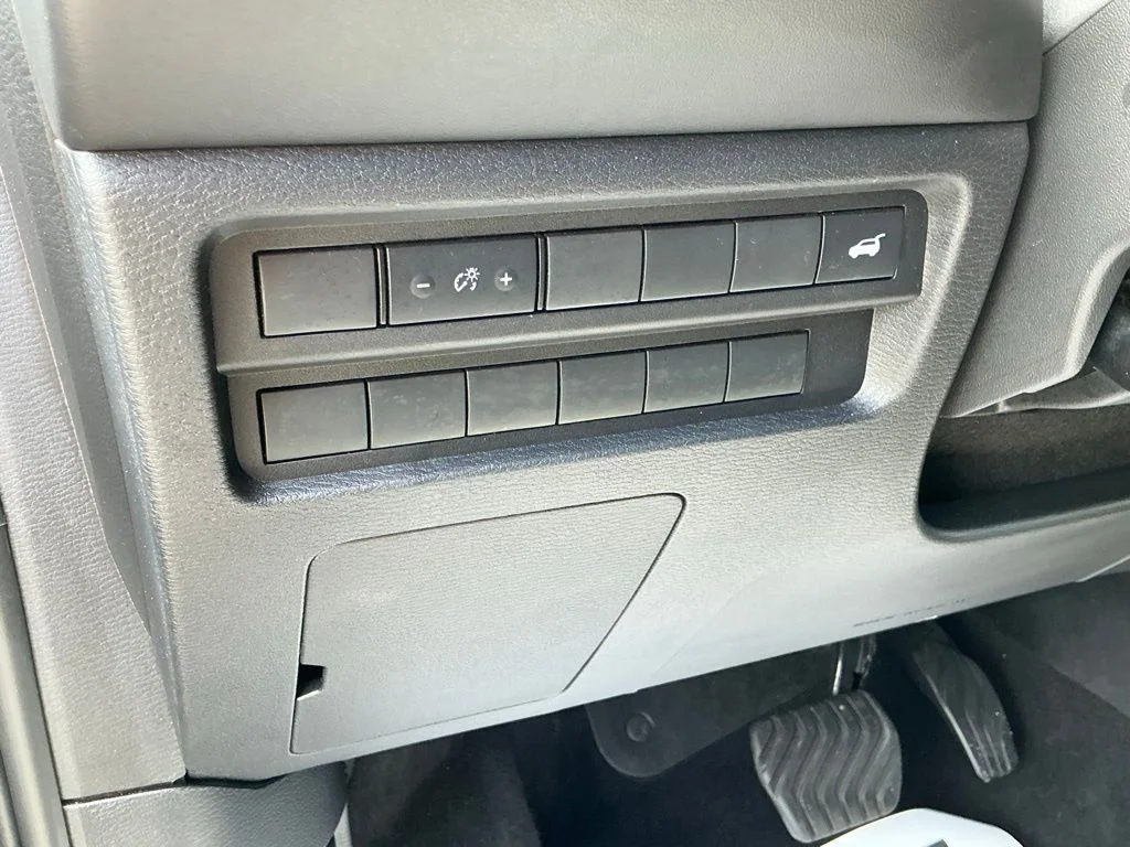 Used 2025  Mitsubishi SE image 23