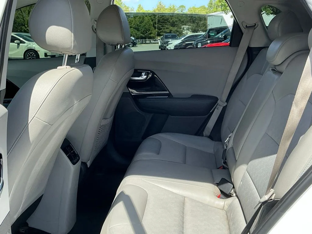 Used 2020 White Kia Touring image 18