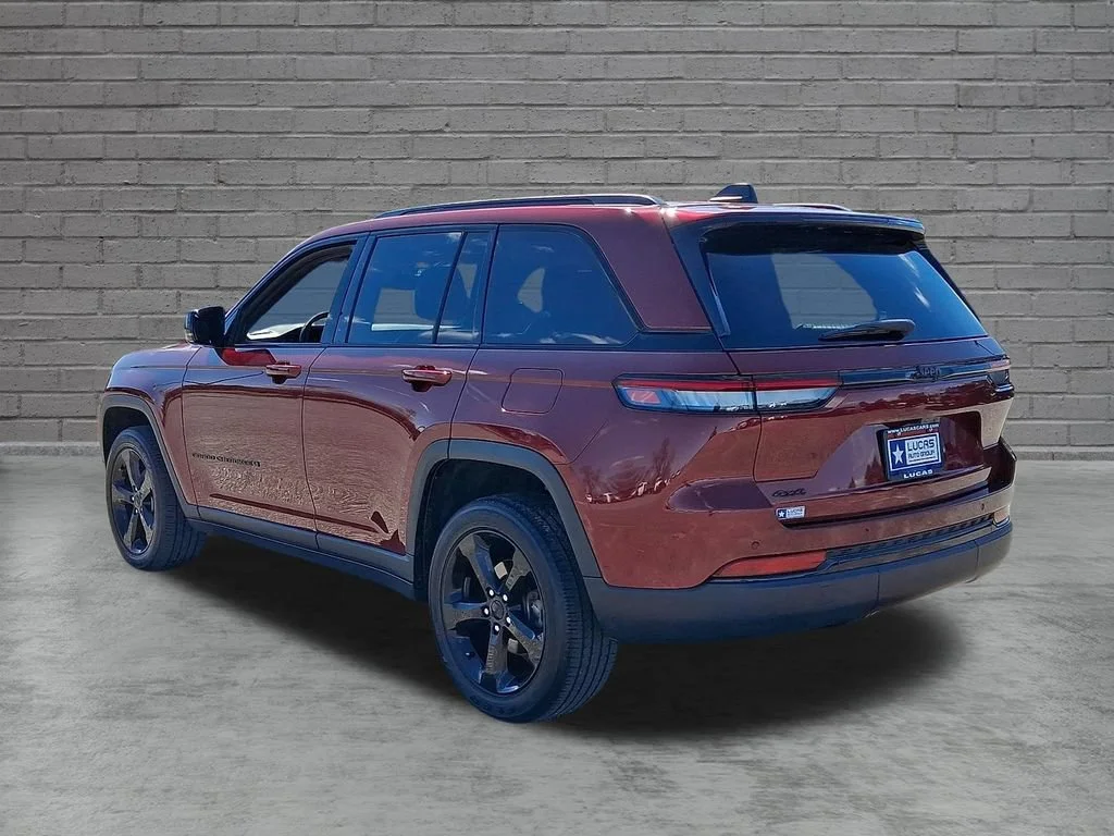 Used 2023 Velvet Red Pearlcoat Jeep Altitude image 8