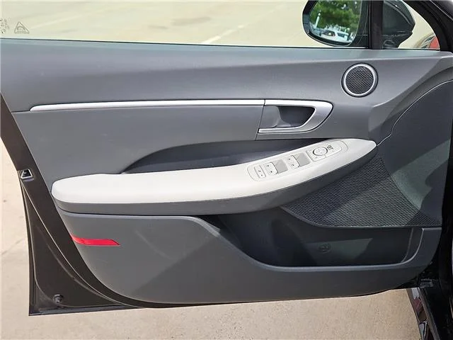 Used 2025 Black Hyundai SEL image 12