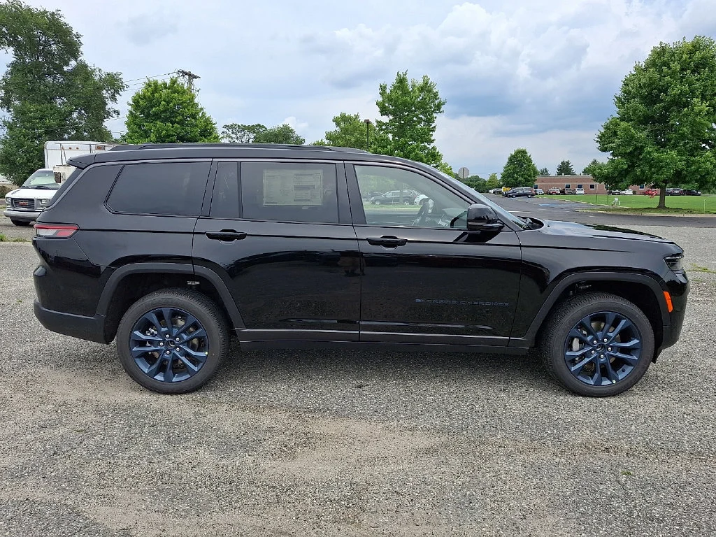 New 2026 Diamond Black Crystal Pearl-Coat Exterior Paint Jeep 85th Anniversary Edition image 9
