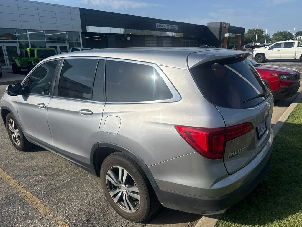 Used 2017  Honda EX-L image 6