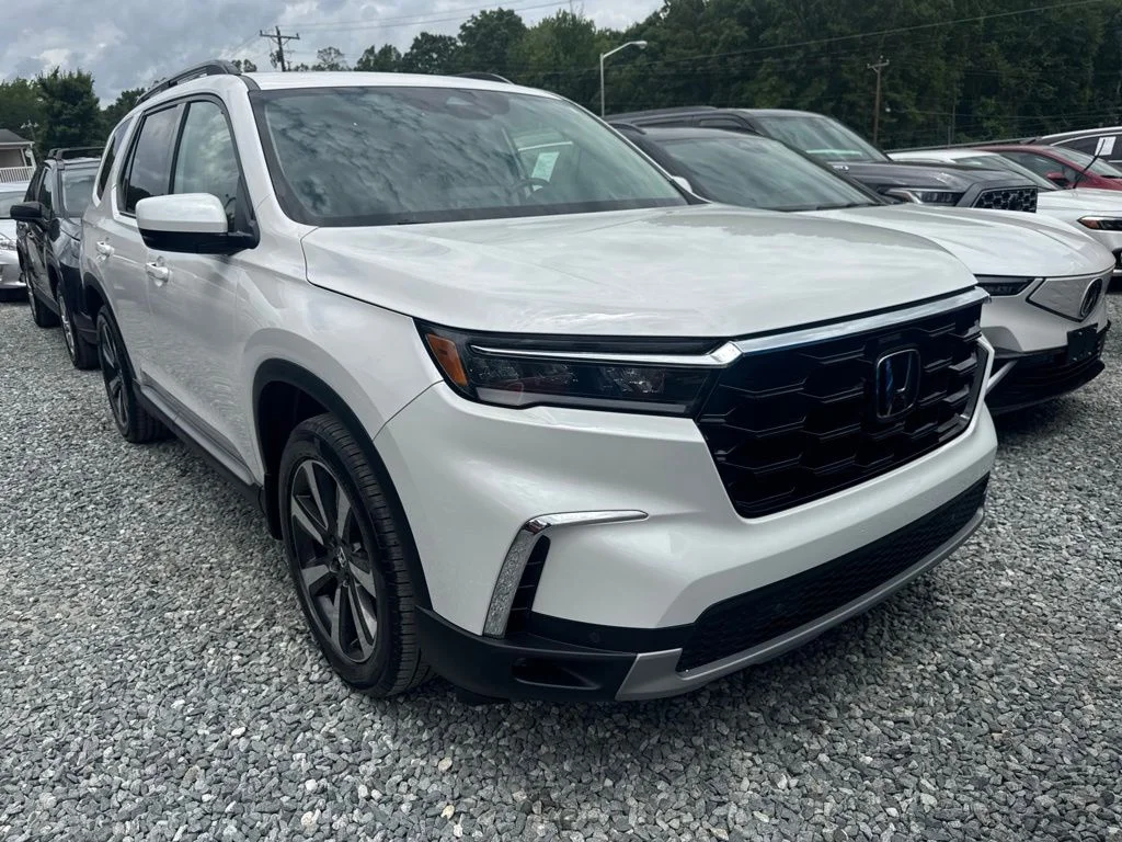 Used 2025  Honda Touring image 2