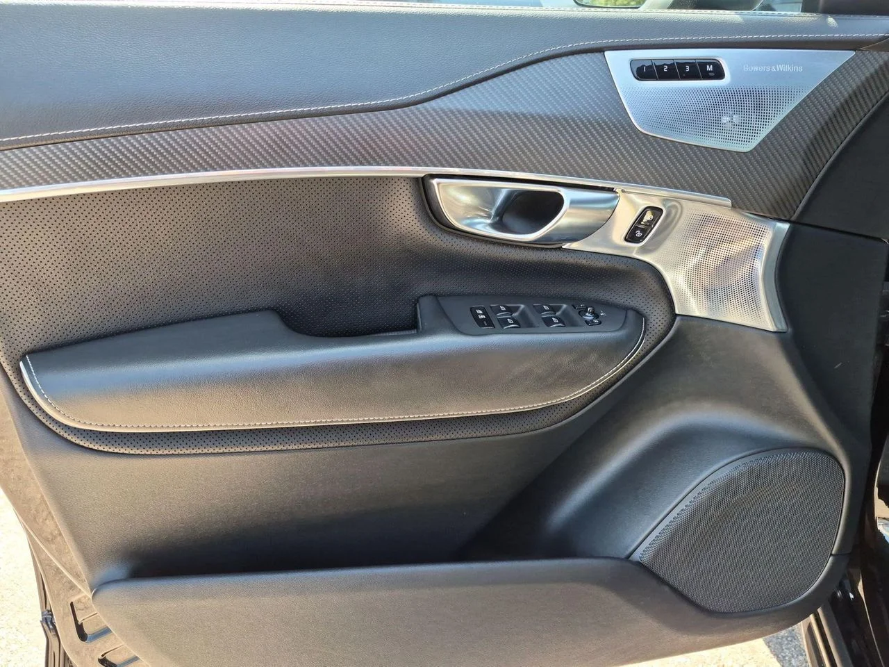 Used 2019 Onyx Black Volvo T8 R-Design image 10