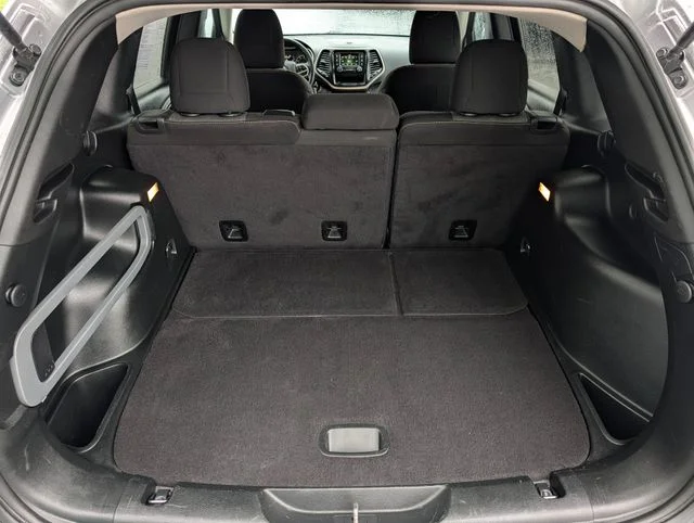Used 2018 Silver Jeep Latitude image 24