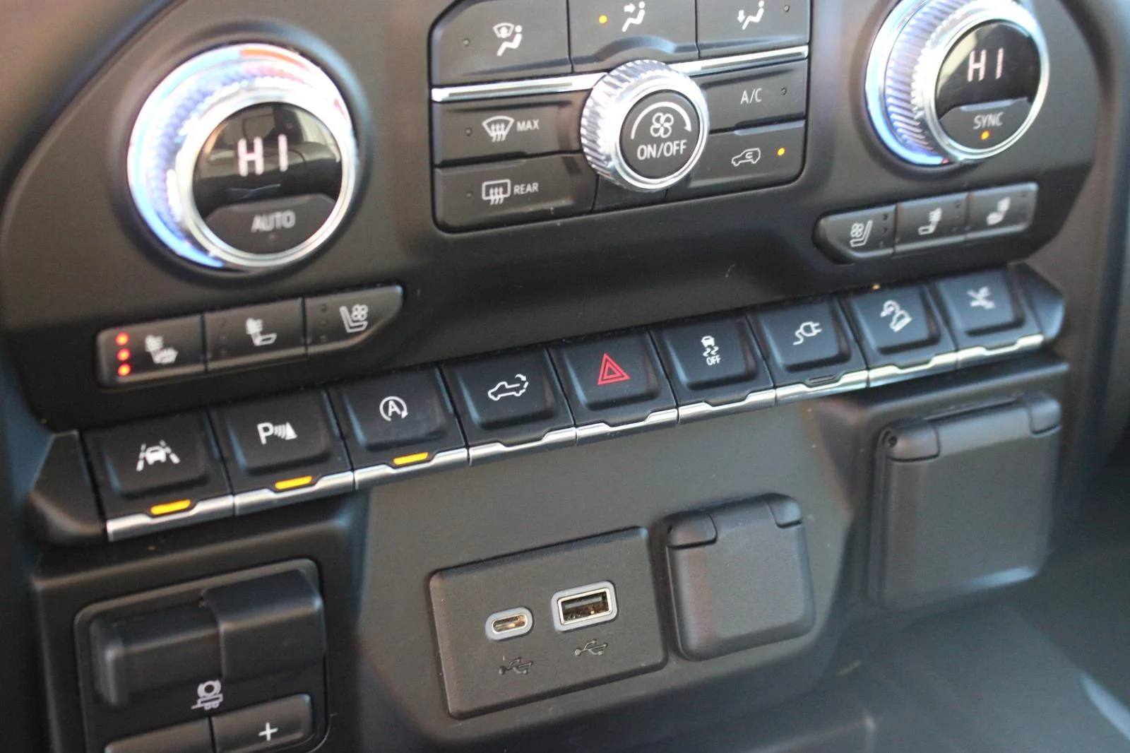 Used 2021 WHITE FROST TRICOAT GMC Denali image 27