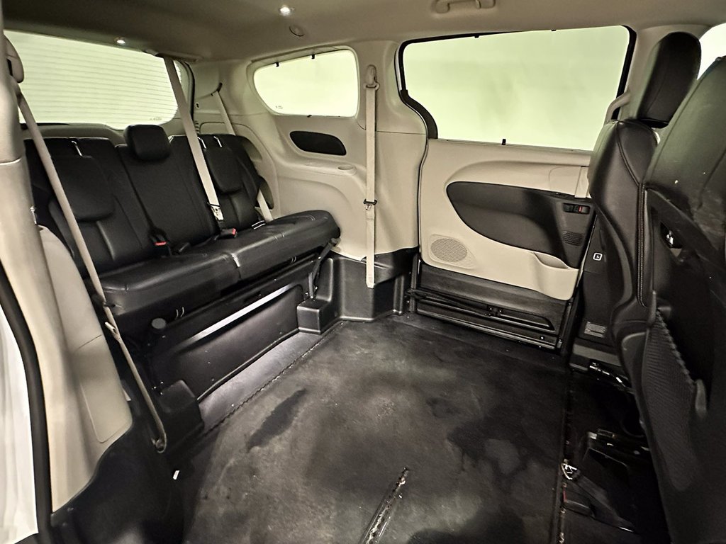 Used 2022 White Chrysler Wheelchair Accessible-Touring L image 31