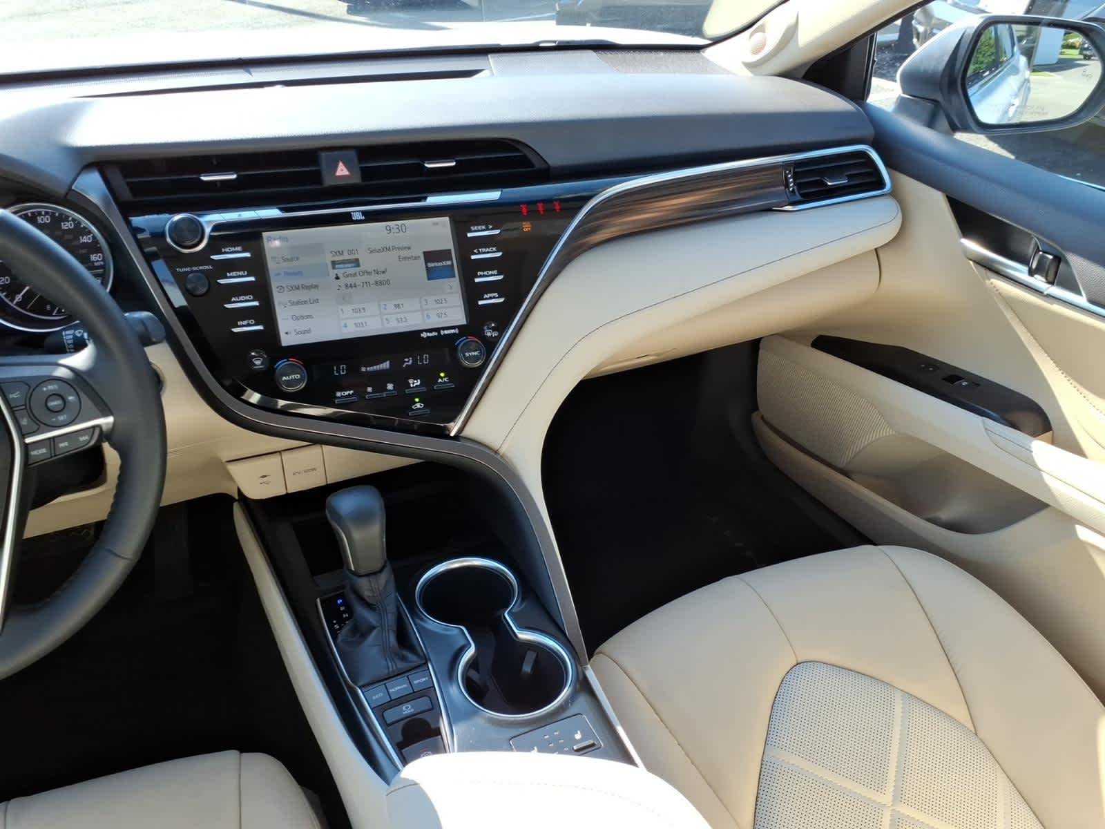 Used 2018 Super White Toyota XLE V6 image 14
