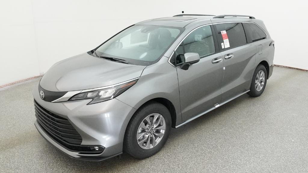 2026 Toyota Sienna XLE 8-Passenger Hybrid FWD's photo