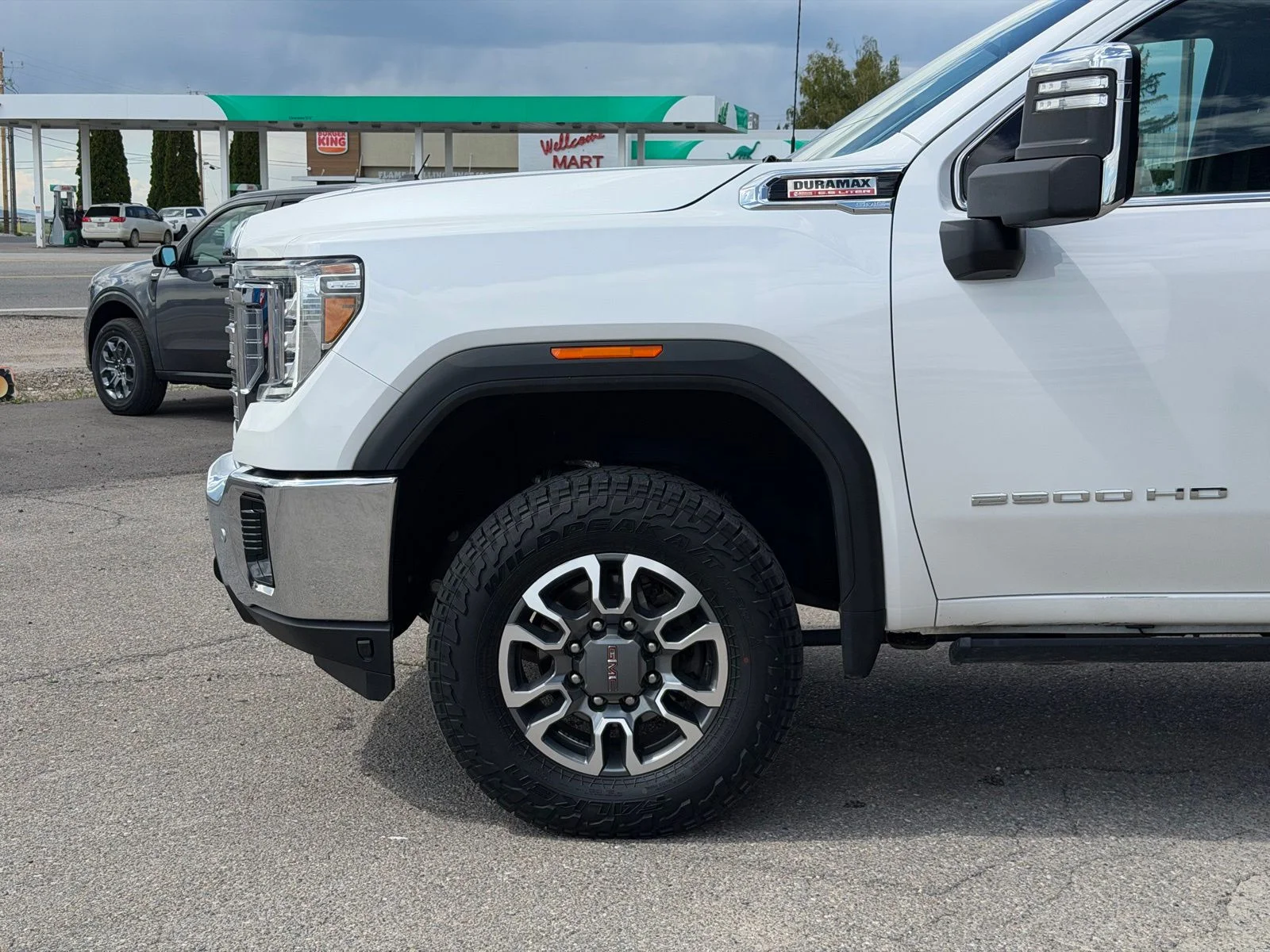 Used 2023 White GMC SLT image 12
