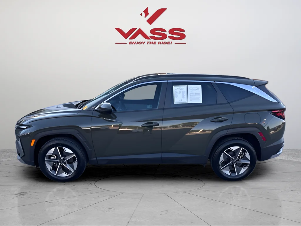 Used 2025 Green Hyundai SEL image 2