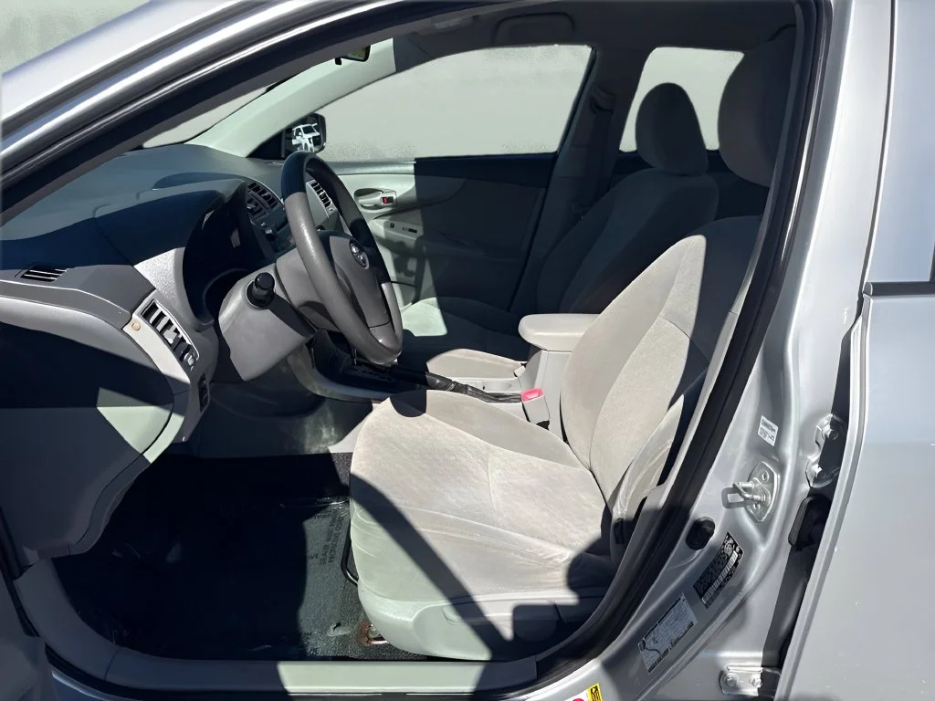 Used 2009 Silver Toyota LE image 9