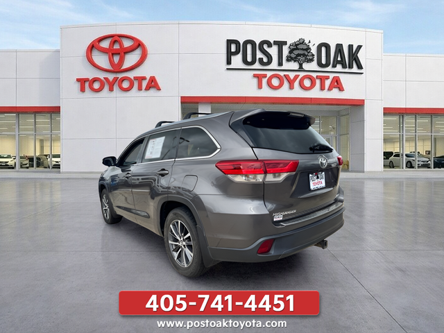 Used 2018 Gray Toyota XLE image 4
