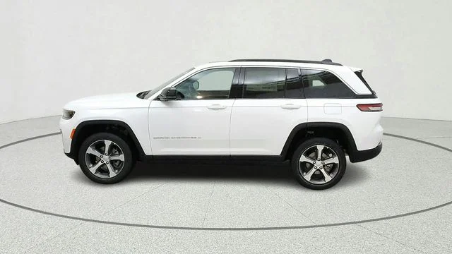 New 2026 Bright White Clear-Coat Exterior Paint Jeep Limited image 5