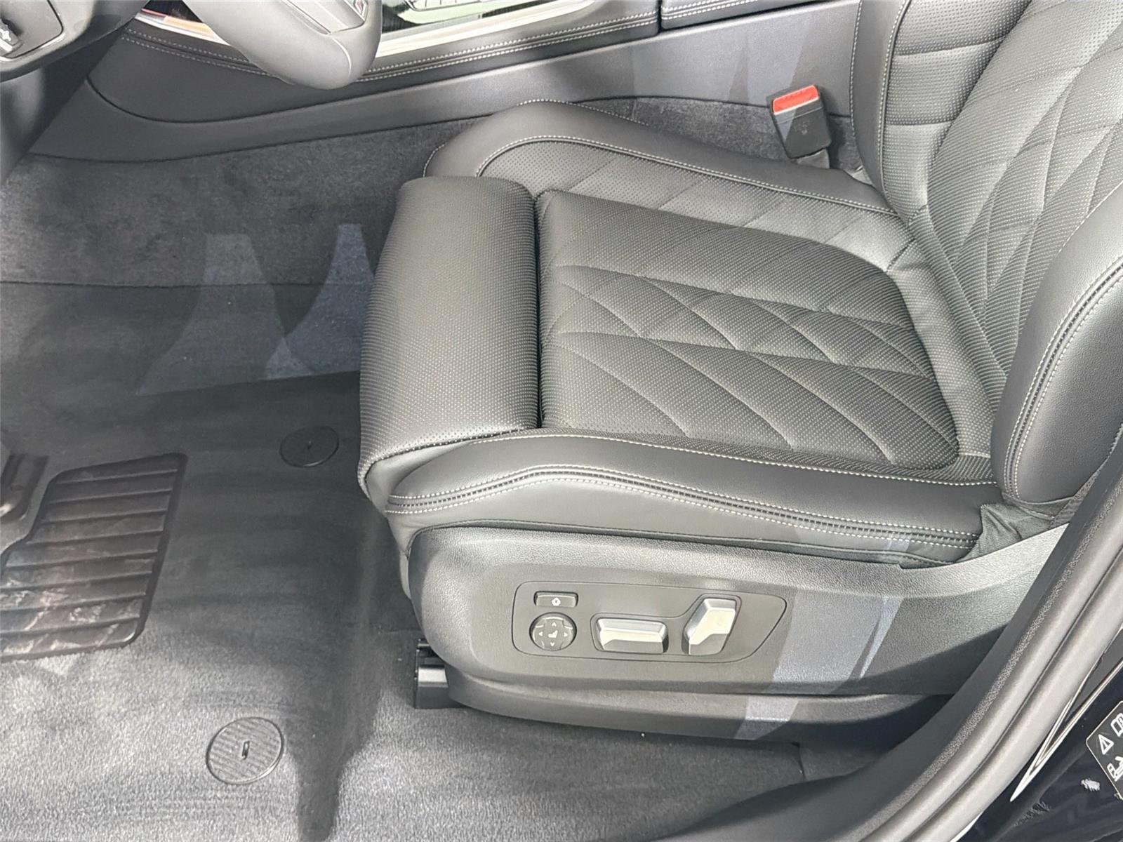 New 2026 Black Sapphire Metallic BMW xDrive40i image 21