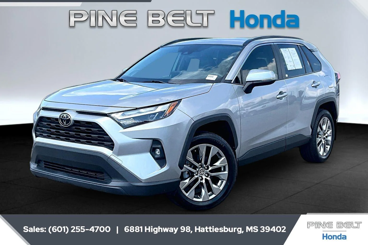 Used 2023 Silver Sky Metallic Toyota XLE Premium image 10