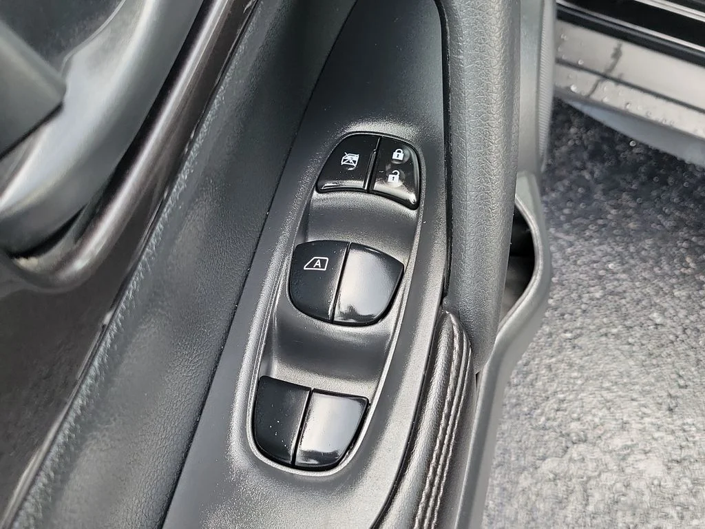 Used 2019 Black Nissan S image 22