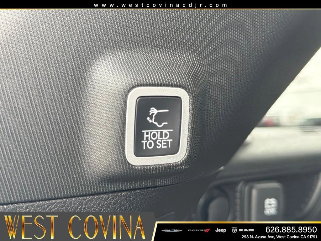New 2026 Diamond Black Crystal Pearlcoat Jeep Altitude image 15