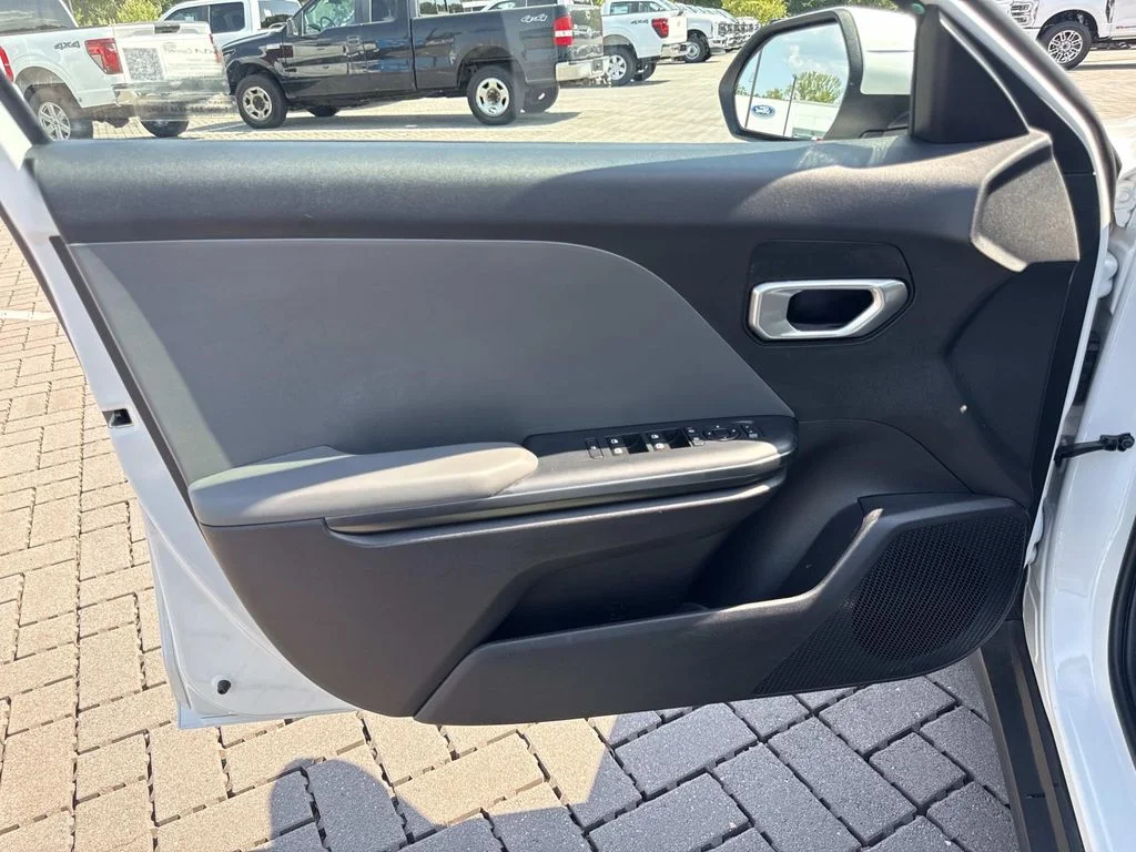 Used 2025 White Kia LXS image 16