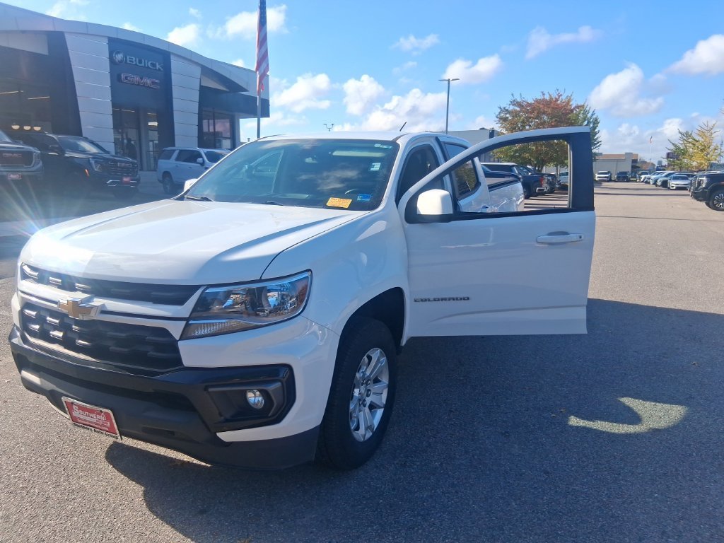 Used 2022 White Chevrolet LT image 15
