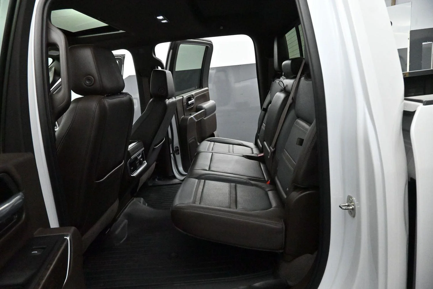 Used 2022 White Frost Tricoat GMC Denali image 38