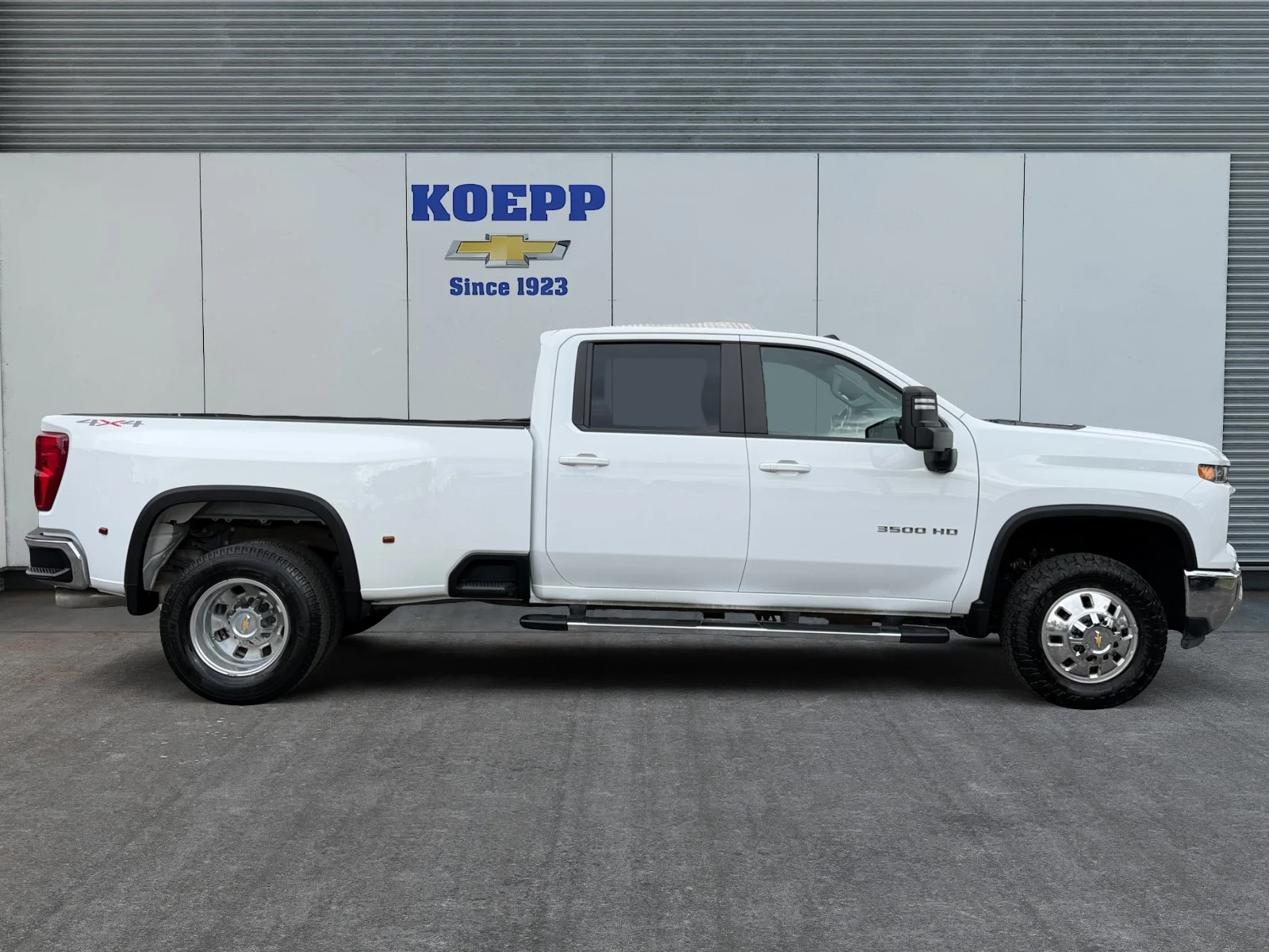 Used 2025 Summit White Chevrolet LT DRW image 6