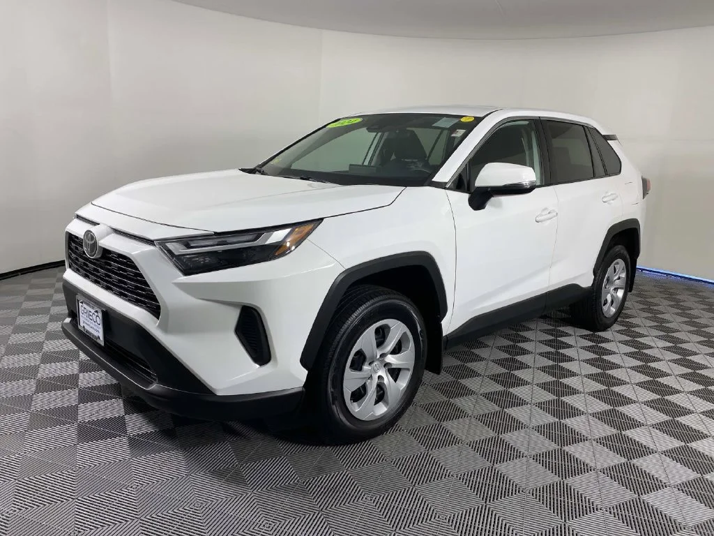 Used 2024 Ice Toyota LE image 4