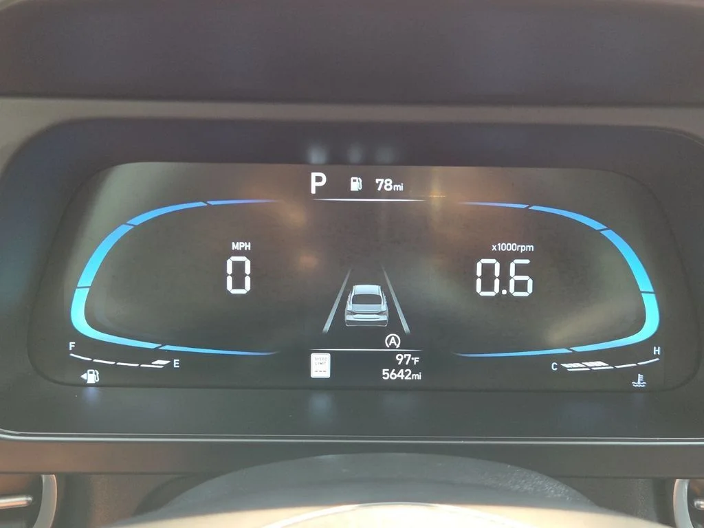 Used 2025  Hyundai SE image 5