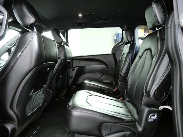 Certified Used 2025 Diamond Black Crystal Pearlcoat Chrysler Select image 13